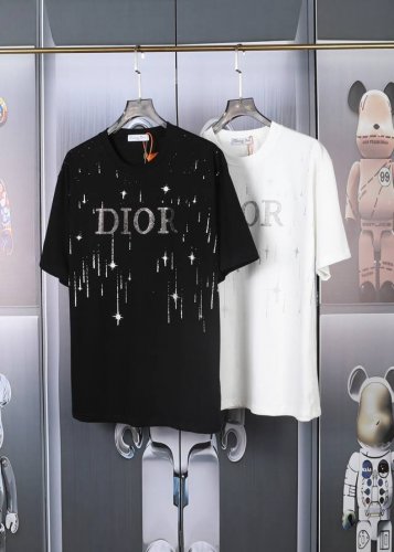 p110迪奥Dior 新款满印亮片印花短袖 ，高品质重磅双纱280G32支滑爽纯棉洗水手感，前片高端满印亮片.Logo采用进口压钻，罗纹专门定制.面料舒适柔软，