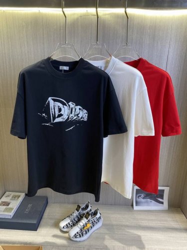 调价 Dior迪奥 2025春夏新款高克重重磅圆领短袖出货啦！！ 春夏出门必备款 定制高克重纯棉面料 搭配当下流行重工工艺 做工走线精细 面料上身舒适 三标齐全