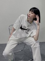 上新！Nike 耐克新款标志显著的字母T恤！超级吸睛！ 不仅保留了Nike传统的招牌风格，色调上的搭配效果自带层次，视觉上很有高街调性！重工艺高质感，棉质感强，