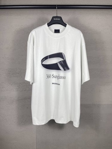 实拍图 顶级版本.官网品质 BALENCI*GA 巴黎.SS25最新款，墨镜前面后面直喷印花短袖T恤.砖柜同步.第一时间正品研制，欢迎对比！ 。 面料采用巴黎Z