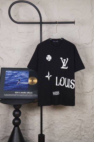款号 M091 Louis Vuitton 路易威登Lv 25Ss新款经典老花字母Logo涂鸦短袖T恤 面料采用320G 100%纯棉双纱面料 同缸定染特种加粗