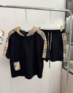 价格p： 品名：Bbr 经典格子连帽短袖短裤套装 尺码：S.M.L 颜色：黑色 经典B家格子拼接，时尚耐看，裤子采用宽松紧设计，穿着更舒适，无束缚感！ 上衣尺码
