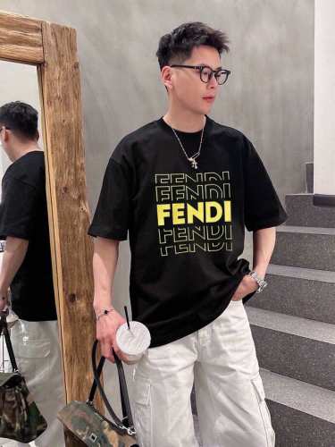 芬家 2025春夏新款首发专柜最新款短袖圆领T恤 高端订制 设计前卫时尚！品牌Logo重工艺设计 高端定制面料.手感柔软.穿着舒适.专柜级别精致车线.做工精细.