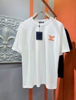 p200 Lv 2025春夏新款短袖T恤！走秀图案时尚休闲短袖T恤衫！设计Logo设计！极具设计精选客供100%全棉面料，手感柔软亲肤，着身舒适透气性都无法挑剔