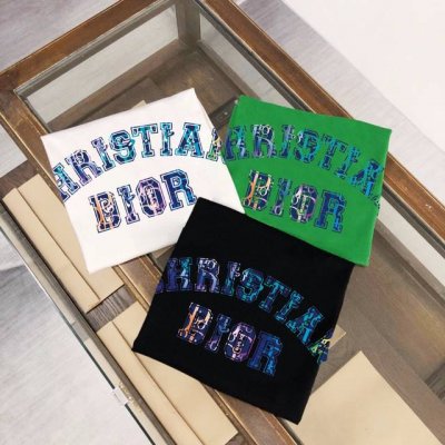 迪奥Dior 品牌潮流Logo印花短袖T恤 采用客供定制双股纯棉面料 上身极致舒适透气 标志性Logo元素为单品增添设计感 营造出简约大气风格 上身穿搭让你帅气