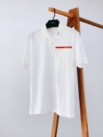 P200 Prada 普拉达 2025Ss春夏新品 起脚珠地徽章翻领短T。 非常规面料裁剪缝制 , 像毛衣一样横机提花织造！ 进口丝光棉纱线, 厚度和常规珠地一