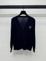 上新原单高端品质 prad* 2025春夏最新系列！Ｖ领字母徽标针织长袖开衫！定制进口毛衣混纺材质 质感高级 舒适柔软 V领长袖开衫剪裁 通体素色经典百搭又耐看