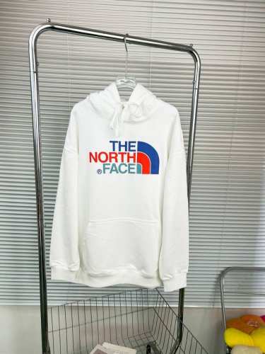 上新 The North Face 北面胸前大标印花卫衣＃永恒经典款，100％纯棉 X 最高版本独家订织订染面料质感超赞，面料用的是国产新疆优质棉纱，新疆棉花是