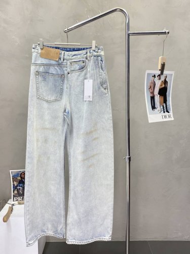 Balenciga巴黎世家独家专供新款阔腿牛仔裤高端版本！独特设计 专柜定制面料 透气舒适度高，细节无可挑剔，品牌元素设计理念，体现高品质。手感细腻柔软！呈现休