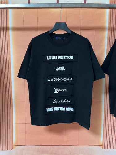 大货实拍图# P110 Louis Vuitton 路易威登 25Ss Lv多Logo贴布图案印花短袖T恤 面料：双纱260G纯棉 配套320G1*1螺纹领 工