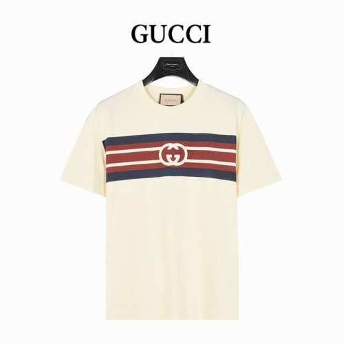 gucci 古驰 双G互扣条纹印花短袖T恤 从80年代的印花汲取灵感。 这款短袖针织棉T恤巧妙运用 古驰创星说 Gucci Cosmogonie 系列的加长织带