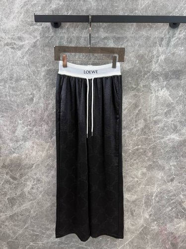 loew* 25Ss春夏新款 缎面Logo压花休闲长裤丨独家高版出品 满足日常需求的各种搭配时髦精必收单品颜色非常的高级 宽松阔腿的版型 松紧高腰的设计 包容性
