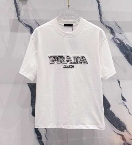 高品质 Prada 普拉达胸前刺绣直喷新款T桖， 25Ss春夏新品，胸前数码直喷后采用万针刺绣，后幅破旧三角图案，采用环保染料，无甲醛，对身体无危害， 采用32