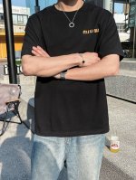 Miu25Ss春夏新款平纹针织棉布基础圆领短Tee，男女同款立体字母标识胶印休闲直筒短袖T恤衫！贸易公司渠道稀出，领先官网发售！Miu新款T恤从面料的选择到设计