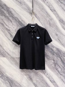 新品 三角经典 Polo衫 柜台同步发售 Pd的新秀丽作. 贸易渠道货品,为数稀少！ 2025Ss春夏新品 P家男士商务休闲时尚饰带装饰标识设计翻领短袖T恤 常