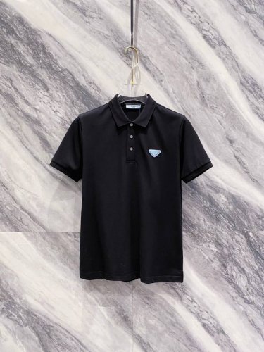 新品 三角经典 Polo衫 柜台同步发售 Pd的新秀丽作. 贸易渠道货品,为数稀少！ 2025Ss春夏新品 P家男士商务休闲时尚饰带装饰标识设计翻领短袖T恤 常