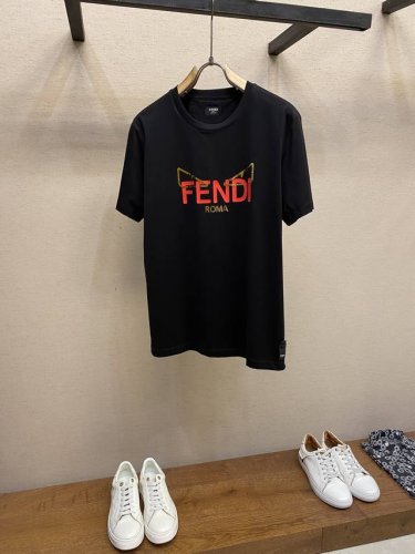 Fendi 新款短袖Yyds 日常出门闭眼搭 定制纯棉弹力棉面料短袖T恤 魅力在于创造了简约奢华感的时尚,随意搭配感受英式风格独特气质. 宽松的版型展现出休闲随