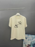 loewe罗意威 刺绣款 2025春夏经典圆领短袖T恤采用280克双纱精棉 衣服偏厚使整体高透气和柔软性 高版本 三标齐全 男女同款 颜色 白色 黑色 灰色 杏