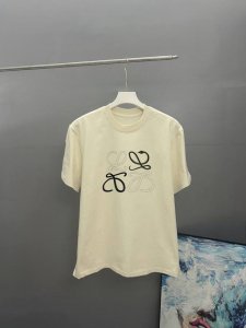 loewe罗意威 刺绣款 2025春夏经典圆领短袖T恤采用280克双纱精棉 衣服偏厚使整体高透气和柔软性 高版本 三标齐全 男女同款 颜色 白色 黑色 灰色 杏