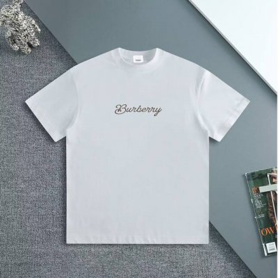 Burberry* 巴宝莉25春夏新款战马冲浪滑板印花短袖T恤 采用定制精梳纯棉面料，摸起来柔软顺滑，而且很有厚度和挺括感，穿上身不会软塌塌的，亲肤透气，夏天穿
