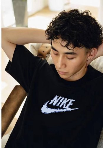 耐克Nike印花 260克重磅纯棉短袖 款采用260G重磅棉 亲肤舒适，透气凉爽加厚螺纹领 配以二本针走线 使得领子经久不变型，通肩压条有效防止肩部塌陷和变形提