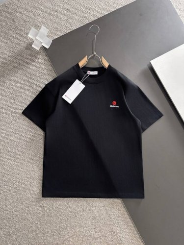 lulu春夏新款首发专柜最新款短袖圆领T恤 高端订制 设计前卫时尚 品牌Logo重工艺设计 高端定制230克面料.手感柔软.穿着舒适.专柜级别精致车线.颜色 黑