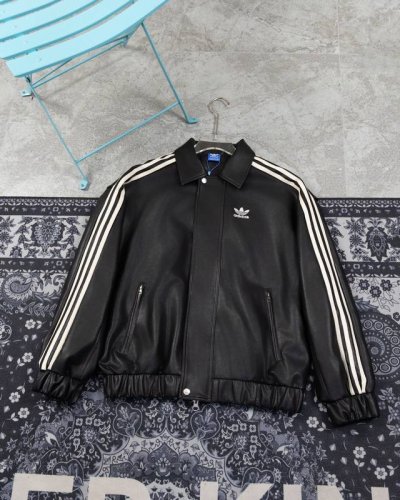 款M111 阿迪 Adidas Originals X Feifei Ruan 联名款 翻领拉链长袖皮衣 男女同款 阿迪与Feifei联名款的三条杠夹克皮衣，版