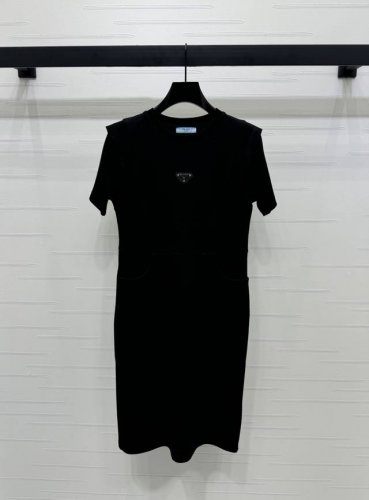 上新原单高端品质 prad* 2025春夏最新系列！三角标短袖连衣裙！定制斜纹棉材质 柔软亲肤 质感十足 圆领拼接飞袖裁剪 时髦休闲 胸前饰以三角标图案点亮造型