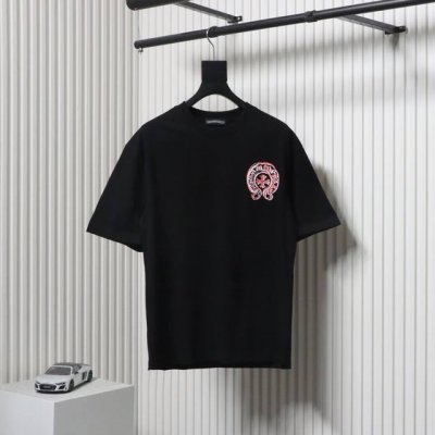 chrome Hearts 克罗心 25Ss 油画重叠马蹄Logo短袖面料采用280克重精梳棉，定制32支1*1螺纹，成衣两遍水洗处理，面料舒适亲肤无异感，定制