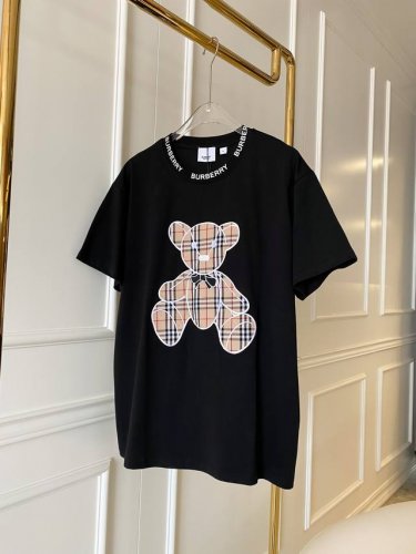 Bbr 巴宝莉 小熊刺绣格纹贴布棉质宽松 短袖T 恤衫 Bur首席创意总监 Riccardo Tisci 的小熊限定系列来临 只要你喜欢T恤是从春夏到秋冬一直活