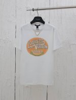lv* 路易25Ss新款圆领印花链条短袖T恤 采用定制全棉材质，透气舒适，质感十足 领口以金属字母链条作设计亮点 胸前用复古画报感字母标识装饰，彰显高级格调，单