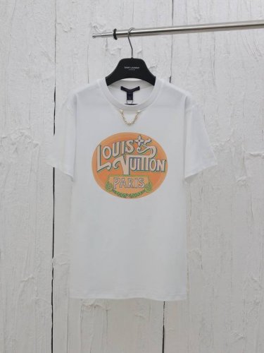 lv* 路易25Ss新款圆领印花链条短袖T恤 采用定制全棉材质，透气舒适，质感十足 领口以金属字母链条作设计亮点 胸前用复古画报感字母标识装饰，彰显高级格调，单