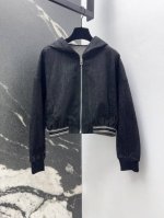 cd 25Ss———早春新品原浆色连帽牛仔夹克外套 上身自带帅气感 下摆拼接Logo字母织带装饰特别好看 有辨识度又吸睛 侧边刺绣小蜜蜂点缀细节 落肩廓形设计版