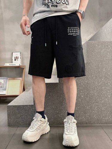 马吉拉 顶级货品 2025夏季新款休闲短裤 品牌经典Logo休闲裤 定制面料 舒适度极好 手触感强烈 辨识度极高 完美品相工艺 尺码 M-3Xl