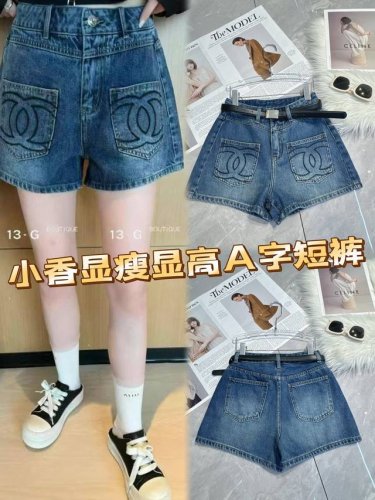夏日必备的小香风显瘦显高A字短裤来啦！经典牛仔面料，复古又百搭。独特的双C口袋刺绣设计，瞬间提升时尚感，彰显小香风格调。A字版型巧妙修饰腿部线条 ，有效遮挡大腿