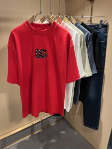 Dolce&Gabba*A 杜嘉*纳2025春夏新款男女同款短袖T恤，专柜同步发售！定制专属纯棉面料，胸前字母Logo图案压胶工艺设计！简约大方，从容百搭，档次