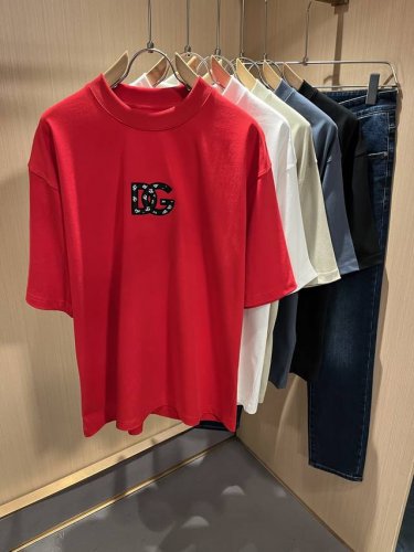 Dolce&Gabba*A 杜嘉*纳2025春夏新款男女同款短袖T恤，专柜同步发售！定制专属纯棉面料，胸前字母Logo图案压胶工艺设计！简约大方，从容百搭，档次