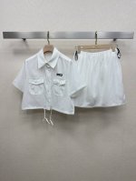25Ss Miumi *春夏系列新款套装 短款衬衣裙裤 高级定制舒适亲肤棉感面料 胸前标志Logo 双口袋设计 千金名媛的日常 彰显品牌独特个性 质感超绝 显瘦