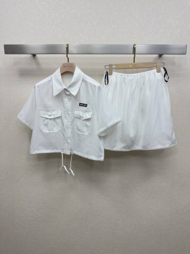 25Ss Miumi *春夏系列新款套装 短款衬衣裙裤 高级定制舒适亲肤棉感面料 胸前标志Logo 双口袋设计 千金名媛的日常 彰显品牌独特个性 质感超绝 显瘦