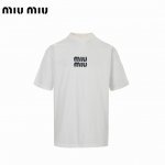 Miu Miu 缪缪 24Fw 刺绣贴布短袖 采用32支双纱 260克重面料 进口针织针梳棉进行制作，厚度适中，有垂感又有轮廓型，上身就是一个舒适！！对微胖身型