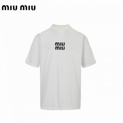 Miu Miu 缪缪 24Fw 刺绣贴布短袖 采用32支双纱 260克重面料 进口针织针梳棉进行制作，厚度适中，有垂感又有轮廓型，上身就是一个舒适！！对微胖身型