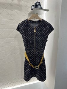 louis Vuitto*2025新品上架 印花提花牛仔连衣裙 定制Yb斜纹棉牛仔面料 酵素多重水洗 复古洋气 呈现自然复古灰黑色 短袖连衣裙剪裁 拉链半开襟设