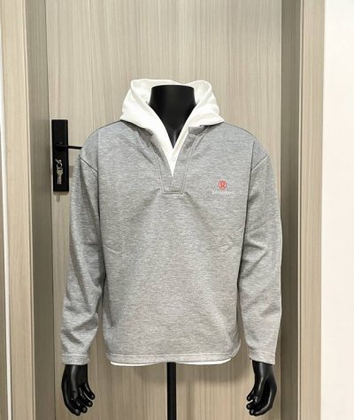 Lululemon Lulu简约假两件连帽卫衣 Cav健康布华棉面料 上身舒适 春夏款首选款没错的 这件我觉得不仅可盐也可甜 搭配无数种风格 复古真的很绝版型很