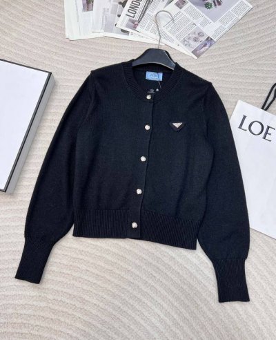 prada 后背字母徽标刺绣针织开衫，订制的五金字母纽扣很高级 定制Yb羊毛材质 质感柔软舒适 高级满满 上身气质时髦 日常穿搭款式 通勤也 极简主义真的绝了，