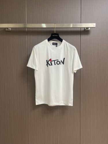 kiton 胸前印花标识圆领短袖T恤，品牌于1968年创立于意大利那不勒斯,创始人Ciro Paone先生对品质有着近乎疯狂的执着，“满分之上再加一分”是品牌一