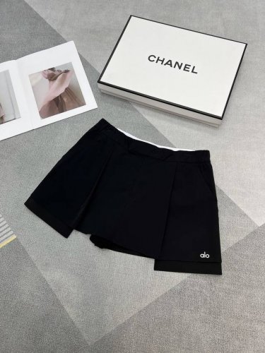 高品质Alo 25夏季新款 真的是辣妹必备单品 终于知道白女为什么超爱的牌子 外面看是简单的西装裙设计 内里暗藏玄机 拼接弹力Alo织带 撞色设计 还有衬裤不用