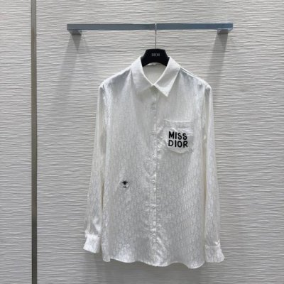 Christian Dio*2025SS新款造型衬衣 面料丝滑 可A可乖的风格，衬衣干净大气，层次感更加丰富 百灵达刺绣小蜜蜂 满满小细节太加分了。做工精致 内