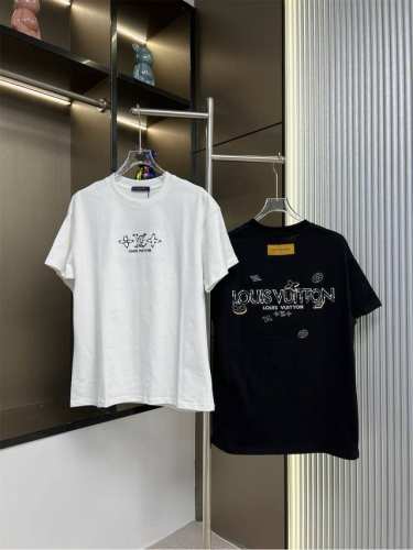 Louis Vuitton路易威登2025Ss新款前后刺绣字母情侣休闲短袖T恤 最高版本！定制面料280克双纱！前后刺绣字母工艺设计！ 辅料：开模原版过鉴定领标