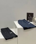 安德玛2025夏季新款男士拼接速干短裤，180克精致水晶格速干面料，亲肤透气，贴身柔软，上身舒适，细节做工精致！Logo原厂无缝压花工艺，高品质，运动时尚首选！