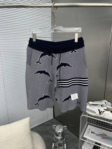 tb汤姆布朗 Thom Browne2025Ss新款针织短裤 定制面料采用威化布织法 提花针织工艺 版型紧致立体 4杠拼接 定制裤绳五金质感强 顺滑 上身舒适透